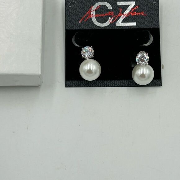 Women’s Kenneth Jay lane Pearl clip on earrings - Picture 2 of 5